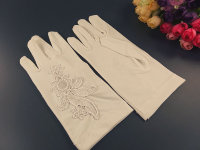 Белые короткие перчатки с аппликацией